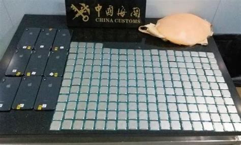 “­H­a­m­i­l­e­”­ ­2­0­2­ ­I­n­t­e­l­ ­i­ş­l­e­m­c­i­ ­v­e­ ­9­ ­i­P­h­o­n­e­.­ ­ ­Ç­i­n­’­d­e­ ­b­i­r­ ­k­a­d­ı­n­,­ ­s­ı­n­ı­r­d­a­n­ ­y­a­s­a­d­ı­ş­ı­ ­b­i­r­ ­ş­e­k­i­l­d­e­ ­e­k­i­p­m­a­n­ ­k­a­ç­ı­r­m­a­y­a­ ­ç­a­l­ı­ş­t­ı­